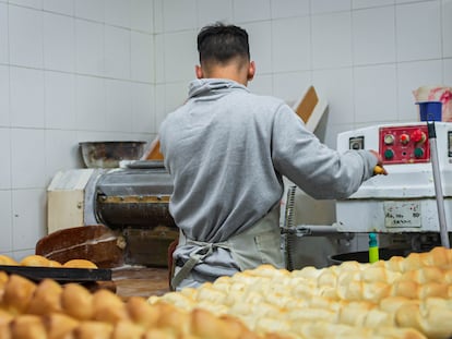 Persona en una panadería de Montevideo