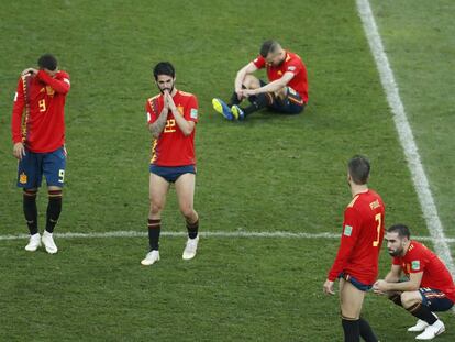 Los jugadores de España, tras consumarse su eliminación en la tanda de penaltis.