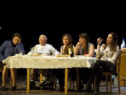 Pilar Manso, Lola Cordón, Almudena Mestre, Carolina África y Virginia Frutos, en un momento de 'Verano en diciembre'.
