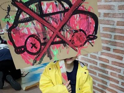 Un niño con una pancarta como muestra de apoyo a Madrid Central.