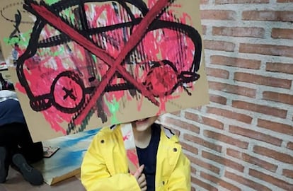 Un niño con una pancarta como muestra de apoyo a Madrid Central.