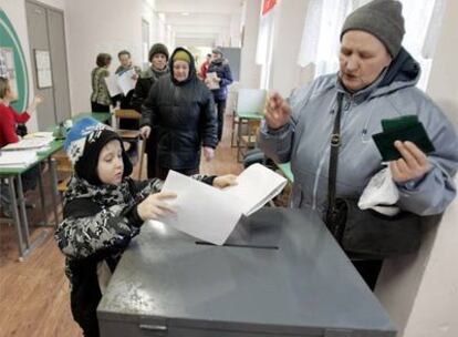 Una mujer se dispone a ejercer su derecho al voto en San Petesburgo.