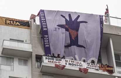 Integrantes do MTST ocuparam o triplex atribuído a Lula na segunda-feira. 