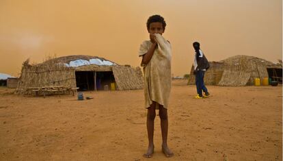 <p>Campo de refugiados de Damba, en la frontera con Mali. Junio de 2012. Unos 4.000 refugiados se alojaron aquí tras huir de un conflicto entre el Gobierno y los rebeldes tuareg a principios de ese año. </p> <p>El nombre de la niña de la imagen es Assafa y tiene seis años. Su padre había muerto cuatro años antes de la enfermedad y vivía en el campo con su madre, su hermana mayor y su hermano menor. Abandonaron su pueblo, Gossi, en el norte de Mali, tan pronto como comenzó el conflicto, y caminaron durante tres días para llegar a la frontera. Tuvieron que vender algunas de sus cabras para pagar a un conductor que les llevara hasta Burkina Faso. </p>