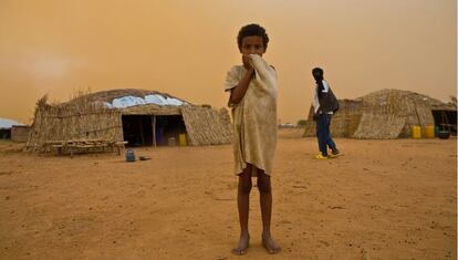 <p>Campo de refugiados de Damba, en la frontera con Mali. Junio de 2012. Unos 4.000 refugiados se alojaron aquí tras huir de un conflicto entre el Gobierno y los rebeldes tuareg a principios de ese año. </p>  <p>El nombre de la niña de la imagen es Assafa y tiene seis años. Su padre había muerto cuatro años antes de la enfermedad y vivía en el campo con su madre, su hermana mayor y su hermano menor. Abandonaron su pueblo, Gossi, en el norte de Mali, tan pronto como comenzó el conflicto, y caminaron durante tres días para llegar a la frontera. Tuvieron que vender algunas de sus cabras para pagar a un conductor que les llevara hasta Burkina Faso. </p>