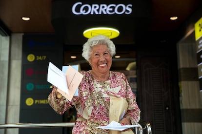 Charito, de Abuelas por Patones, antes de votar por Correos.