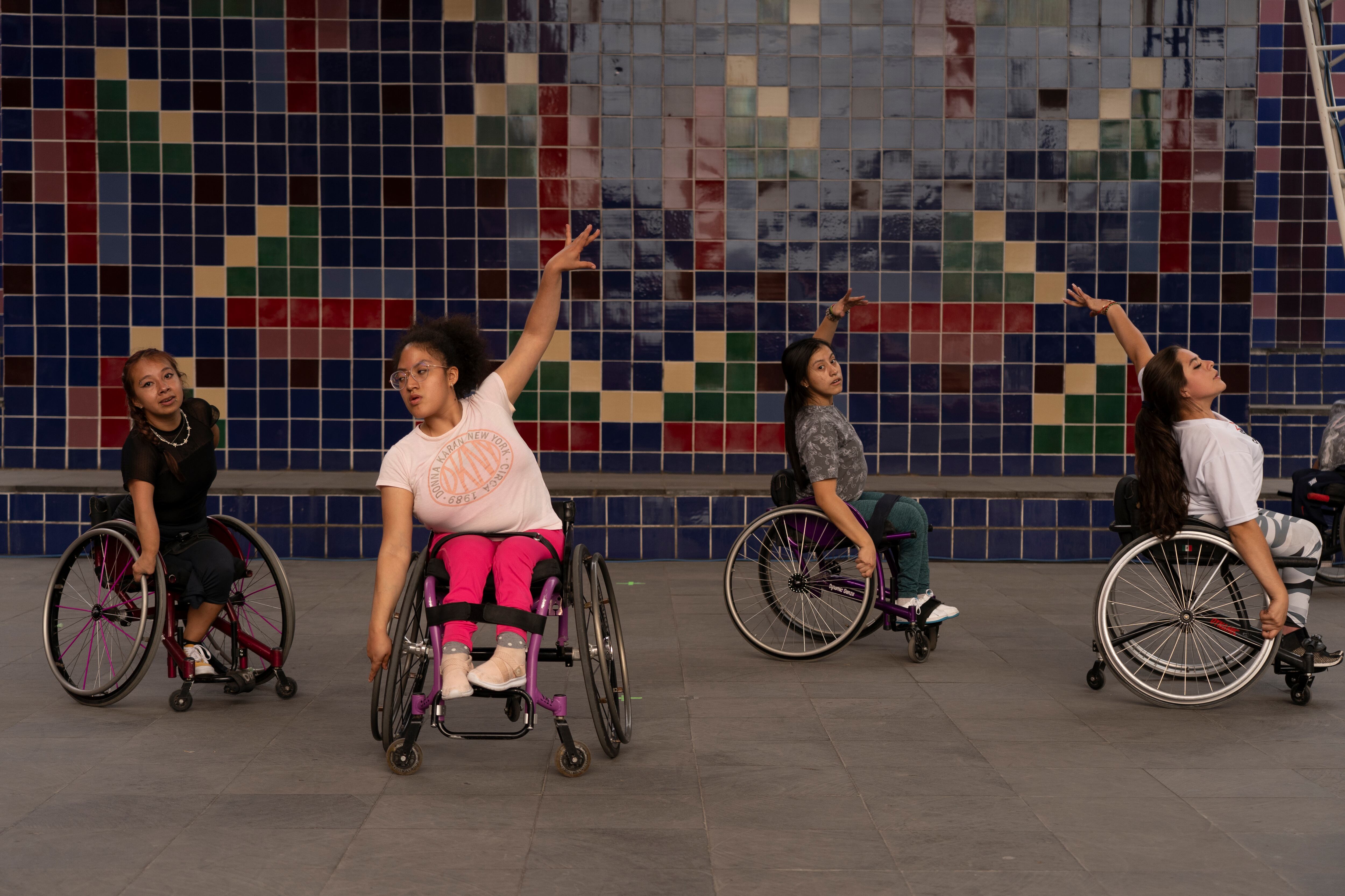 Integrantes de la compañía de danza 'Rollers dance' practican paradanza en el CENART, en Ciudad de México.