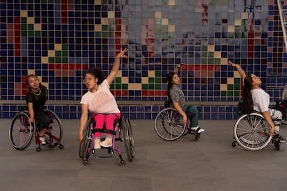 Integrantes de la compañía de danza 'Rollers dance' practican paradanza en el CENART, en Ciudad de México.