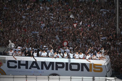Los jugadores del Real Madrid a su llegada este domingo a la plaza de Cibeles para celebrar con los aficionados blancos su victoria en la final de la Liga de Campeones.