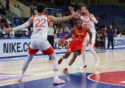 Lorenzo Brown ante Sanli y Korkmaz.