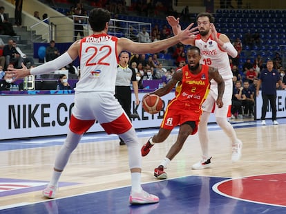 Lorenzo Brown ante Sanli y Korkmaz.