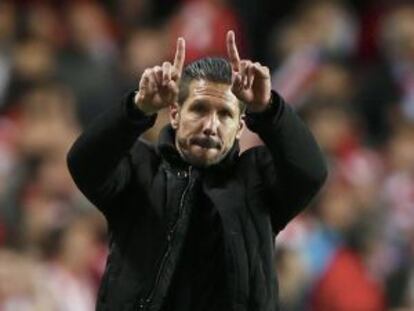 Simeone da instrucciones ante el Chelsea.