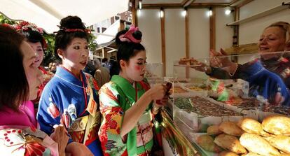 Algunas de las participantes en la inauguraci&oacute;n de la Japan Week ante un puesto de pasteles. 