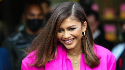 Zendaya con un look de media melena alisada durante la Paris Fashion Week 2023. Imagen: Edward Berthelot/GETTY IMAGES.