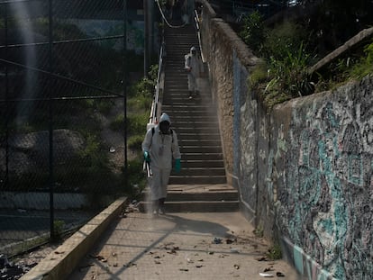 Personal sanitario desinfecta las calles de una favela en Río de Janeiro.