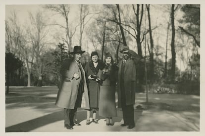 El barítono Julio Pulido, Zenobia Camprubí, la recitadora Dalia Íñiguez y Juan Ramón Jiménez en Madrid en 1934 en una fotografía tomada por Juan Guerrero Ruiz.