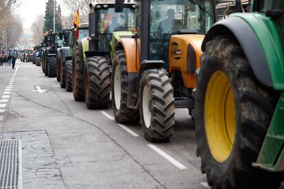 Agricultores protestan con sus tractores en Madrid.