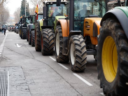 Agricultores protestan con sus tractores en Madrid.