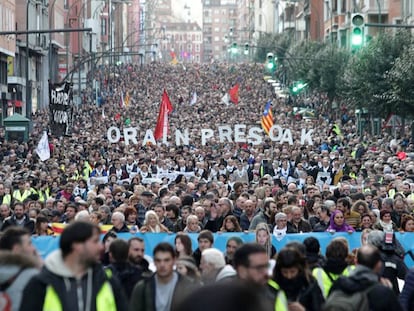 Miles de personas acuden a la manifestación en Bilbao por el acercamiento de los presos etarras.