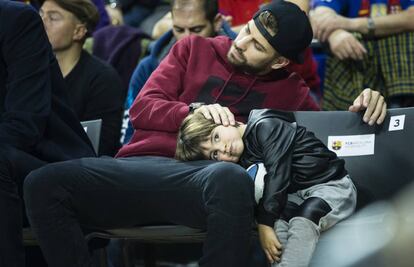 Gerard Piqué y su hijo Milan, en un partido de baloncesto el pasado domingo.