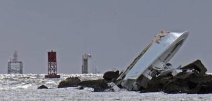 The boat hit a jetty at high speed.