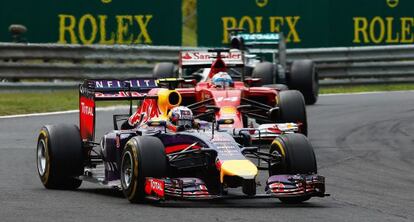 Ricciardo seguido de Alonso en el circuito de Hungaroring.