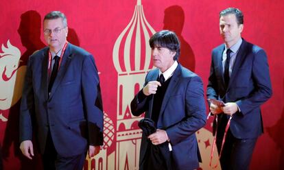 De izquierda a derecha, el presidente de la Federación Alemana de Fütbol, Reinhard Grindel; el entrenador de la selección de Alemania, Joachim Loew, y el manager de la selección alemana, Oliver Bierhoff.