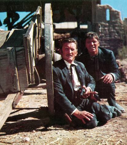 Douglas compartió pantalla con Burt Lancaster en siete películas. Se ha escrito mucho sobre su entrañable amistad, pero en realidad se trató de una estrategia publicitaria: su rivalidad y competitividad por ser el mejor funcionaba como un combustible que hacía que al compartir pantalla sacasen lo mejor de sí mismos. Se despreciaban como hombres, pero se respetaban como actores. Douglas se sentía acomplejado por parecer más bajo que Lancaster (1,76 frente a 1,88), así que utilizaba alzas en los zapatos. El día que Burt se las escondió para ridiculizarle, Kirk montó en cólera y se negó a salir de su camerino hasta que no le trajesen otro par de alzas. Se las trajeron inmediatamente, pero Lancaster nunca le devolvió las suyas. En la imagen, los dos en 'Duelo de titanes' (1957, John Sturges).