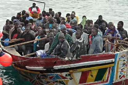 Los 79 inmigrantes de uno de los cayucos interceptados, a su llegada al  puerto de Los Cristianos (Tenerife).