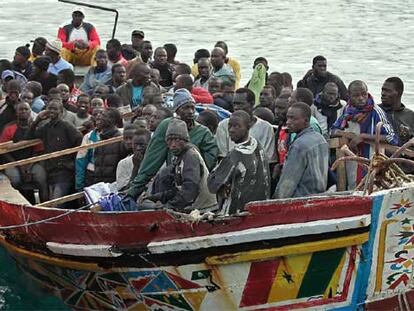 Los 79 inmigrantes de uno de los cayucos interceptados, a su llegada al puerto de Los Cristianos (Tenerife).