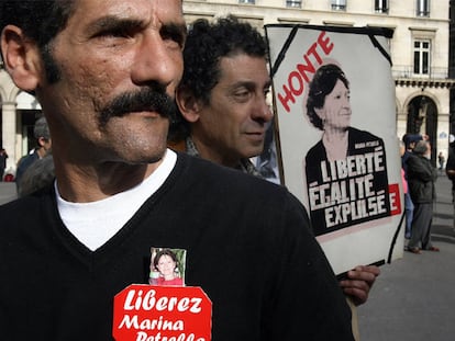 Ahmed Merakchi, compañero de Marina Petrella, protesta contra el encarcelamiento de la exbrigadista, en una imagen de archivo. Petrella fue puesta en libertad bajo control judicial en agosto de 2008.