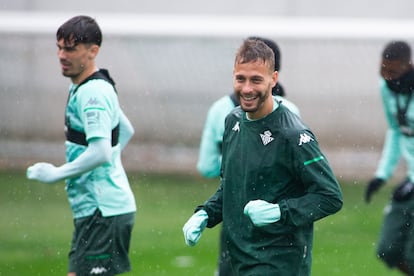 Sergio Canales, durante un entrenamiento con el Betis a principios de marzo.