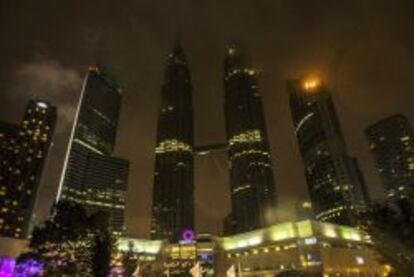 Las Torres Petronas de Kuala Lumpur, en Malasia, apagan sus luces con motivo de la Hora del Planeta. 