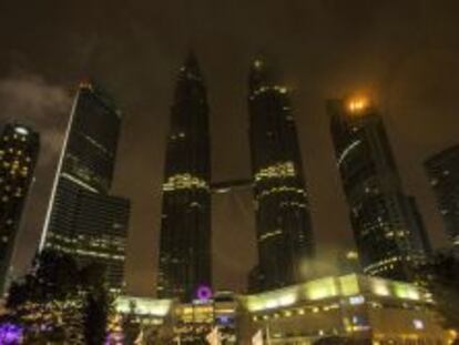 Las Torres Petronas de Kuala Lumpur, en Malasia, apagan sus luces con motivo de la Hora del Planeta. 