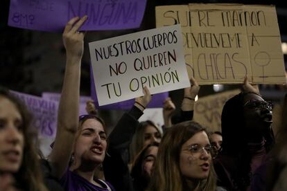 Una pancarta durante la manifestación del 8-M en Alicante.