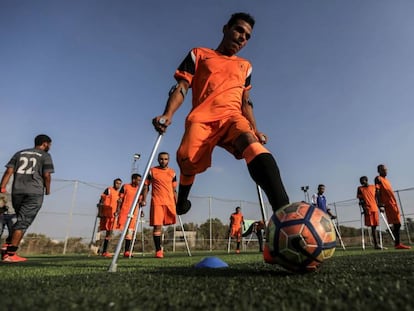 Fútbol sobre muletas