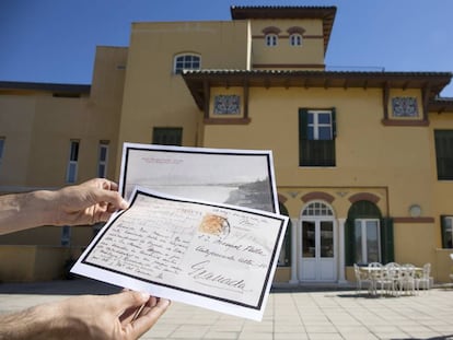 Edificio de la Subdelegación del Gobierno en Málaga, que fue un hotel en el que veraneaba García Lorca con su familia. En primer término, postales del escritor remitidas a Manuel de Falla.