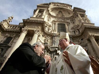 El presidente de la Universidad Cat&oacute;lica de Murcia, Jos&eacute; Luis Mendoza, besa la mano del obispo Reig Pl&agrave;, en Murcia en 2008. 