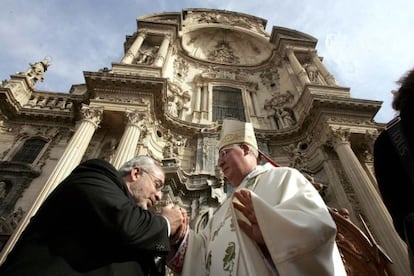 El presidente de la Universidad Cat&oacute;lica de Murcia, Jos&eacute; Luis Mendoza, besa la mano del obispo Reig Pl&agrave;, en Murcia en 2008. 