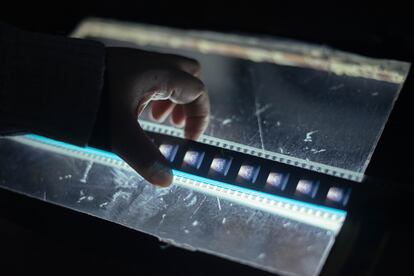Revisión del material del 15° Tour de Cine Francés (2011) en una mesa de luz del archivo.