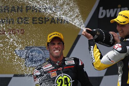 Toni Elías celebra su triunfo en Moto2 con el suizo Luthi, tercero tras el japonés Tomizawa.