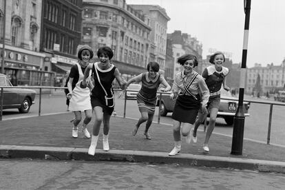 En pleno reinado de la falda midi, esa que va por encima del tobillo, toca reivindicar los días de gloria de la minifalda. Mary Quant, considerada madre de la mini aunque se dispute el honor de su creación con Courrèges, tendrá una exposición retrospectiva en el Museo Victoria and Albert de Londres. Aún habrá que esperar para verla (estará disponible del de 6 de abril de 2019 al 8 de marzo de 2020), pero su anuncio es la excusa perfecta para repasar el legado de la diseñadora.