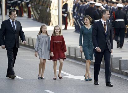 Los Reyes, sus hijas y el presidente del Gobierno, a su llegada al Congreso.