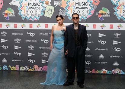 Para su primera aparición pública como pareja, en los 40 Music Awards, la pareja no fue combinada al 100% pero si eran dos looks que encajaban a la perfección juntos. Ella, con vestido azul de Dolce & Gabanna. Él, con traje de raya diplomática. Allí Rauw pronunció la famosa frase que oficializó la relación: "A mi bella novia, que es mi musa"