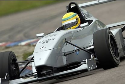 Lewis Hamilton a bordo del bólido con el que compitió en la Fórmula Renault británica en 2002, su segundo año en la categoría. Quedó tercero, consiguiendo tres victorias y tres poles.