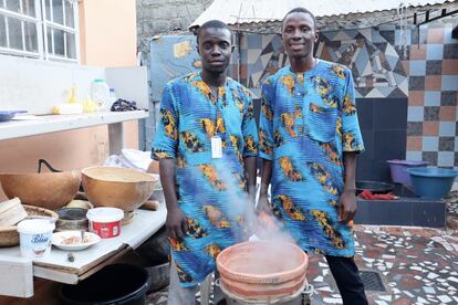 Mousa Suso (izquierda) y Paul Mandy son dos de los tres alumnos que estudian en la escuela de cocina de Ida Cham. Mandy opina que "es vergonzoso que en Gambia sea difícil encontrar un restaurante de comida tradicional gambiana. Eso va a cambiar cuando tenga mi propio local”. Mientras que Suso relata que cuando ven a un hombre cocinar la gente piensa que estás loco. "Cuando me uní a este programa no me importó. He visto que lo que una mujer puede hacer, un hombre también puede hacerlo. Y ahora tengo la fuera para ello y no preocuparme de lo que otros puedan opinar. Amo mi cultura, eso es lo importante”