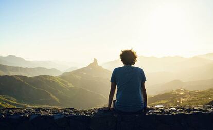 Un hombre mira el atardecer en Gran Canaria, España. 