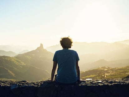 Un hombre mira el atardecer en Gran Canaria.