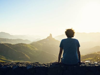 Un hombre mira el atardecer en Gran Canaria, España. 