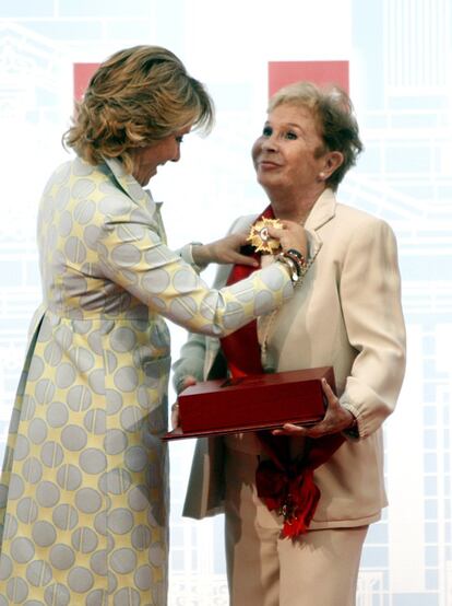 La presidenta de la Comunitat de Madrid, Esperanza Aguirre, condecora l'actriu i empresària Lina Morgan, en l'acte oficial de lliurament de les Medalles d'Or i Plata de la Comunitat de Madrid que va tenir lloc a la Reial Casa de Correus, dins dels actes de celebració de la festa autonòmica del 2 de maig del 2010.